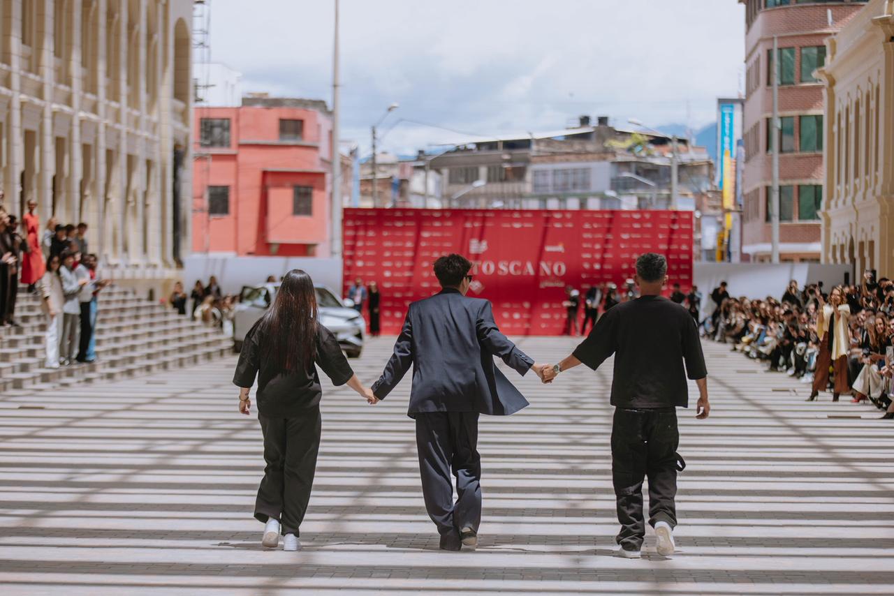 Por primera vez, la serigrafía comunitaria llega a una colección de Franklin Ramos: así se vivió Bogotá Fashion Week 2026 en el Bronx Distrito Creativo